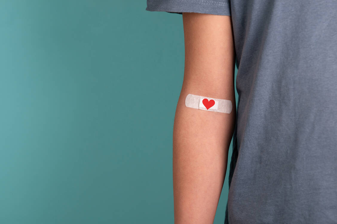 Blutspenden werden dringend benötigt und können Leben retten. Mit der richtigen Vorbereitung können Spendende Kreislaufprobleme vermeiden. / © Getty Images/BeritK