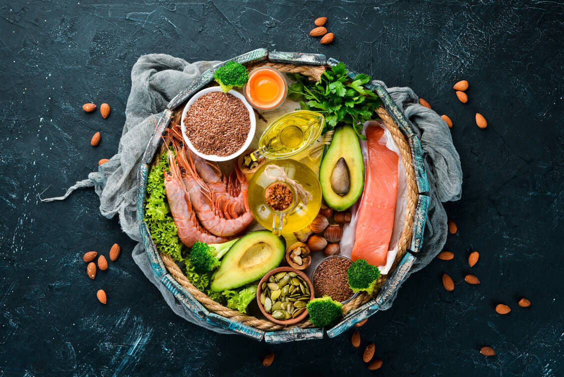 Fisch, Nüsse, Pflanzenöle – so wird die Lipidversorgung eine runde Sache.  / © Adobe Stock/Yaruniv-Studio