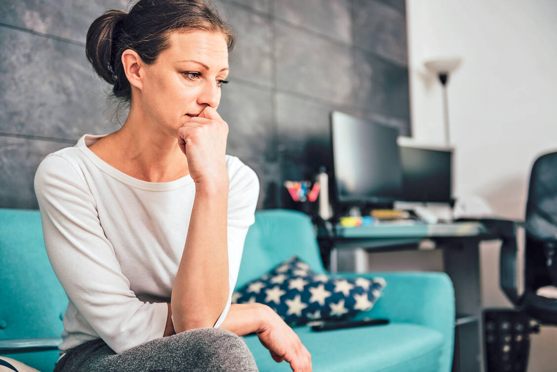 Depressionen können genetisch bedingt sein, aber auch durch Infektionen oder Stress und Traumata entstehen. / Foto: iStock/Kerkez