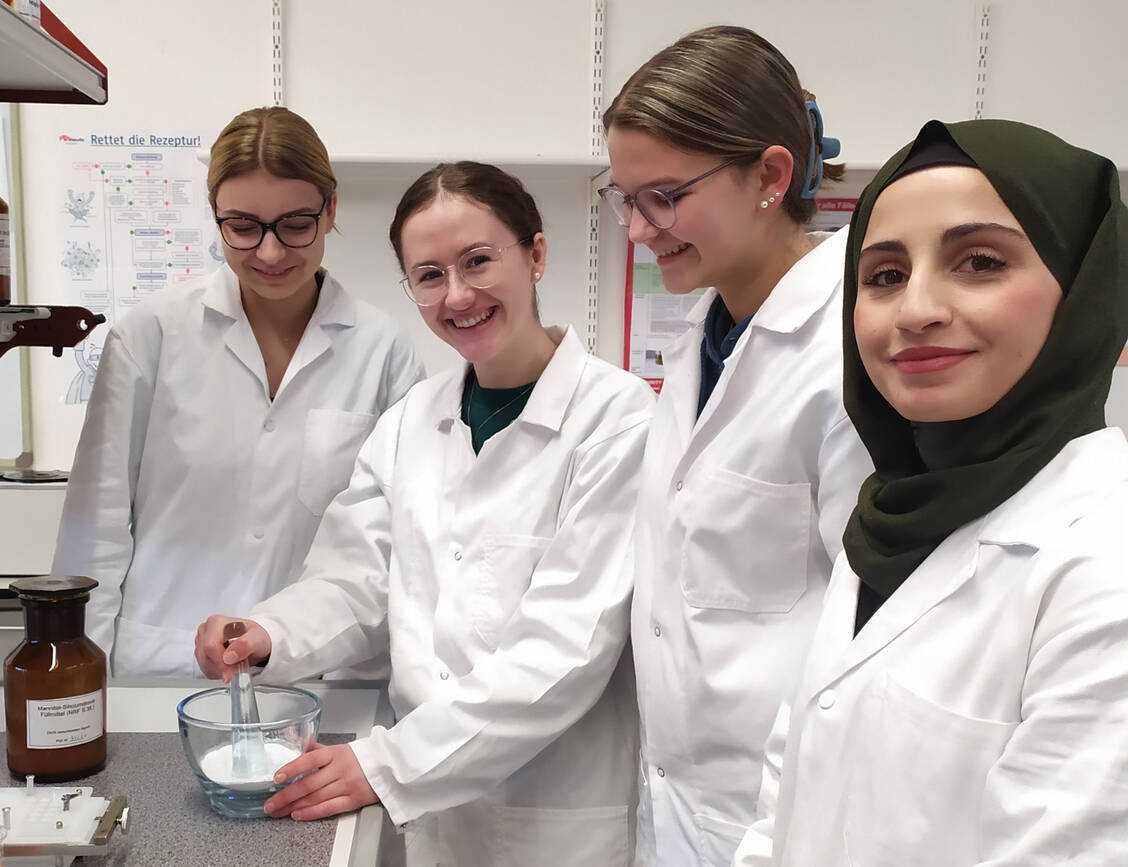 Die Schülerinnen und Schüler freuen sich, dass die PTA-Schule eine Nominierung als Ausbildungs-Ass erreicht hat. / © PTA-Fachschule Paderborn