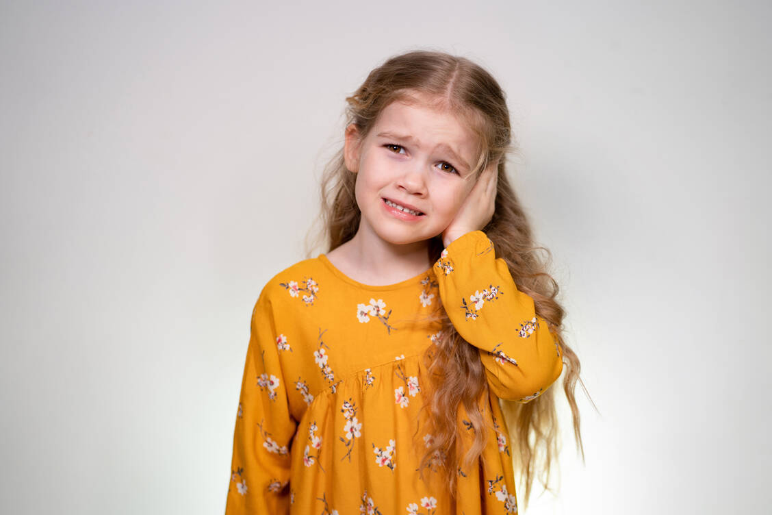Ohrenschmerzen sind äußerst unangenehm und können Kinder regelrecht quälen – hier ist schnelle Hilfe gefragt. / © Adobe Stock/andrey