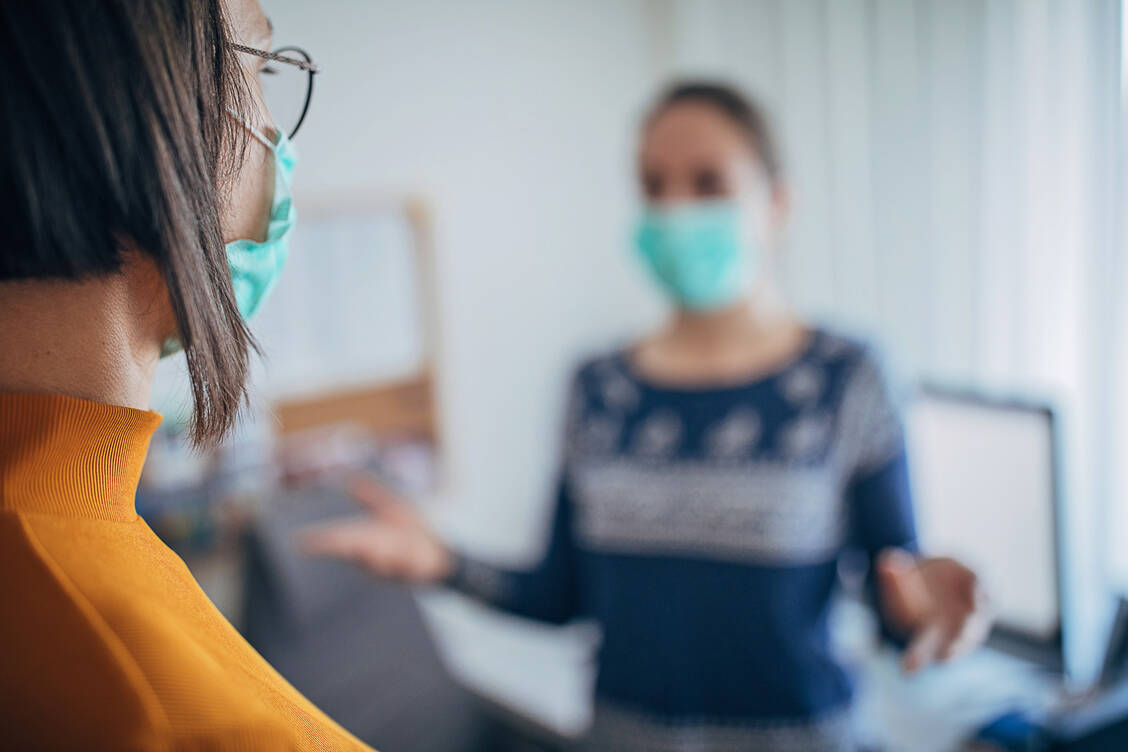 Abstand halten, Mund-Nasen-Schutz und/oder Schutzbrille tragen? Was schützt eigentlich wie gut vor einer Ansteckung mit dem Coronavirus?  / Foto: Getty Images/South_agency