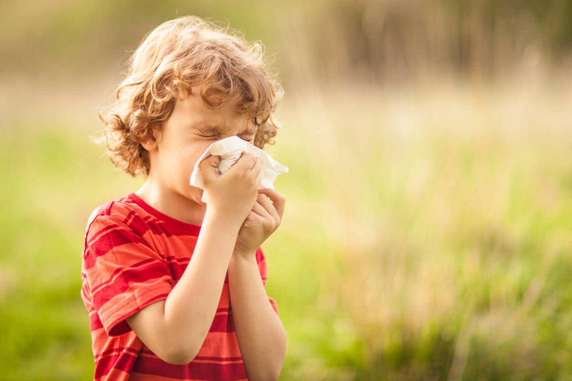 Im Frühjahr ist nicht immer klar, ob hinter Schnupfen eine Allergie steckt oder ein Infekt. Die richtigen Fragen geben meist Aufschluss. / Foto: Getty Images/Kontrec