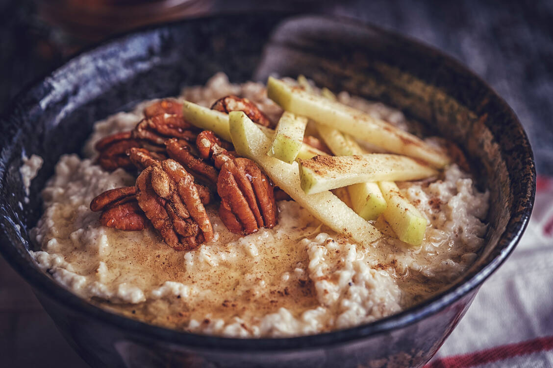 Gesundes Frühstück: Pekannüsse machen sich gut als Topping auf Porridge. / © Getty Images/GMVozd