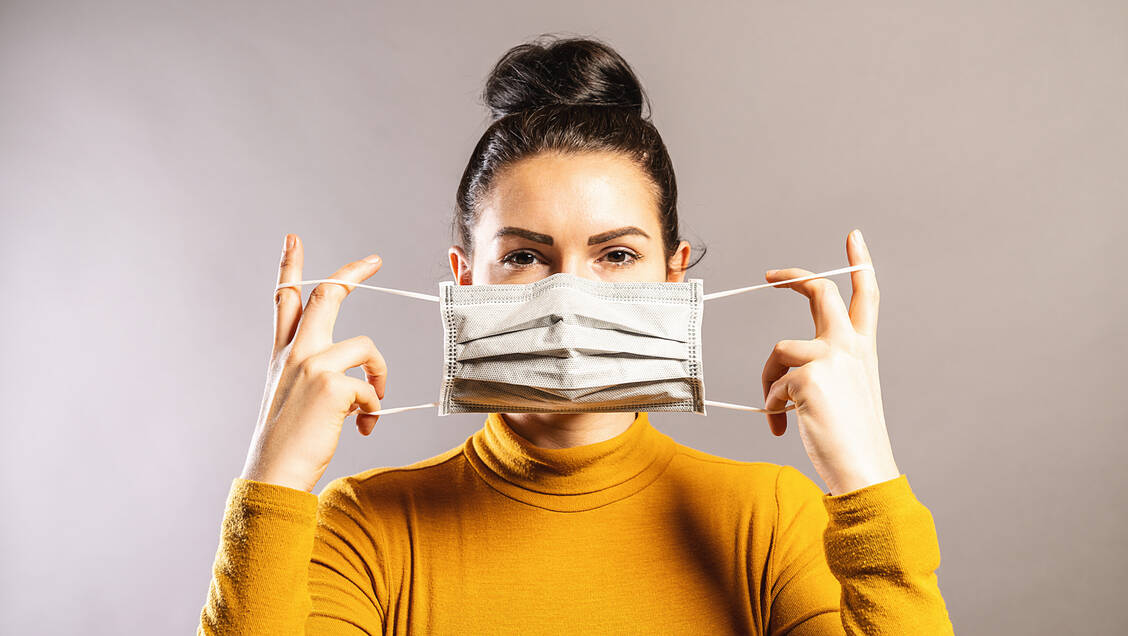 Regelmäßiges Wechseln der Maske lässt die Haut darunter im Reinen.  / Foto: Photocase/rclassen