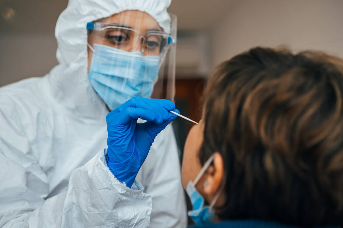 Obwohl die Patienten 60 Tagen und länger nach der Covid-19-Erkrankung erneut oder immer noch positiv getestet wurden, lag in rund 90 Prozent der Fälle lag keine neuerliche SARS-CoV-2-Infektion vor. / Foto: Adobe Stock/ Basilicostudio Stock