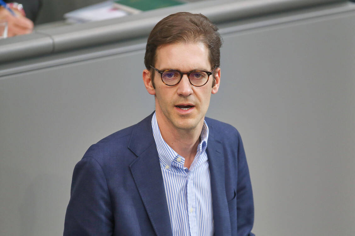 Im Interview mit der Adexa rechtfertigt der Apothekenberichterstatter Stephan Pilsinger die geplanten PTA-Vertretungsregeln.  / © IMAGO/dts Nachrichtenagentur