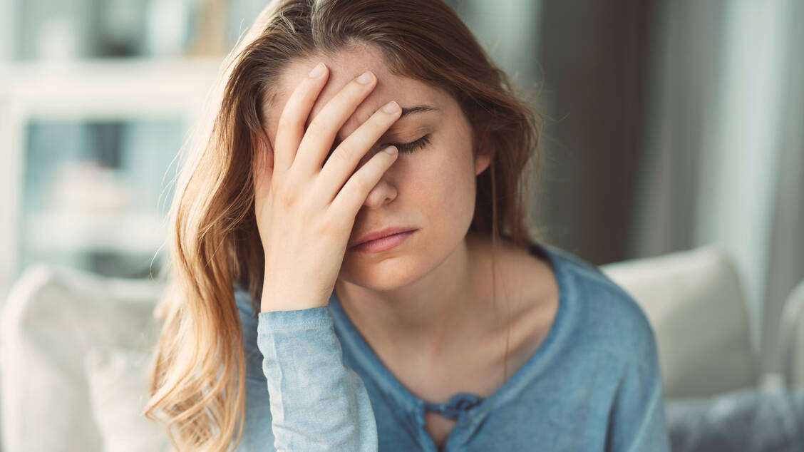 Eine ausgeprägte Erschöpftheit noch lange nach dem eigentlichen Infekt gehört zu den häufigsten Corona-Nachbeschwerden.  / Foto: Adobe Stock/sebra