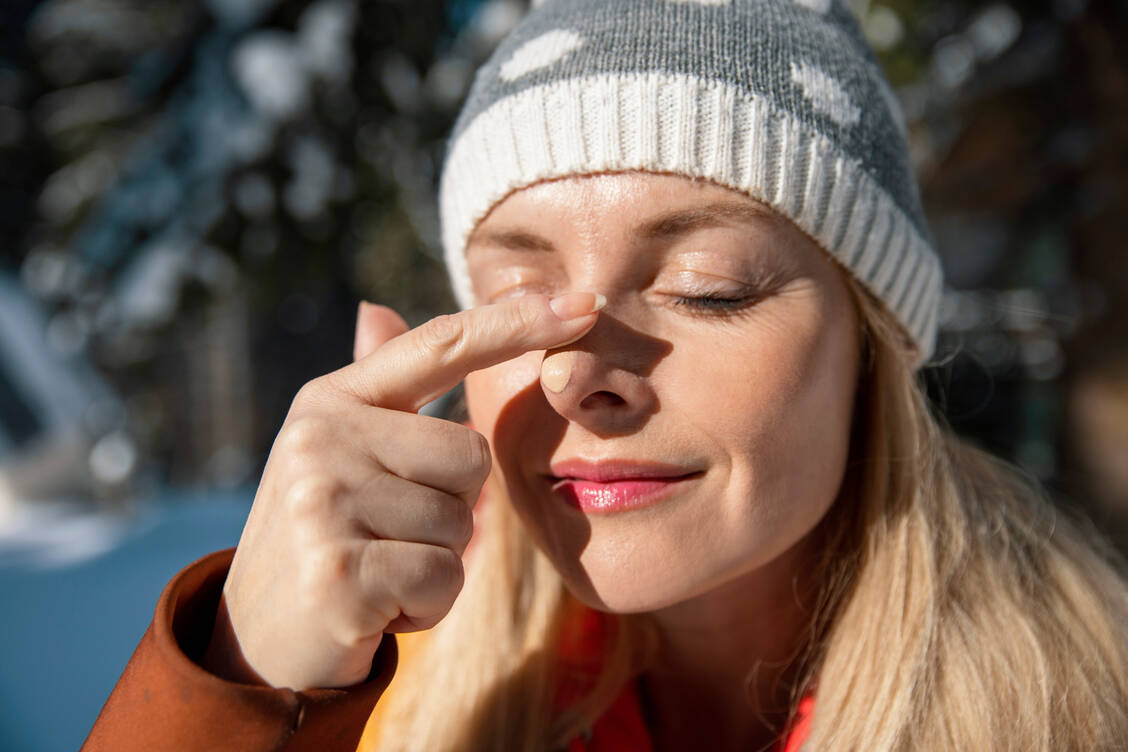 Die Sonnenterrassen haben ihre Schattenseiten: Nase, Lippen und Ohrläppchen müssen extra geschützt sein.  / © Getty Images/PhotoLife94