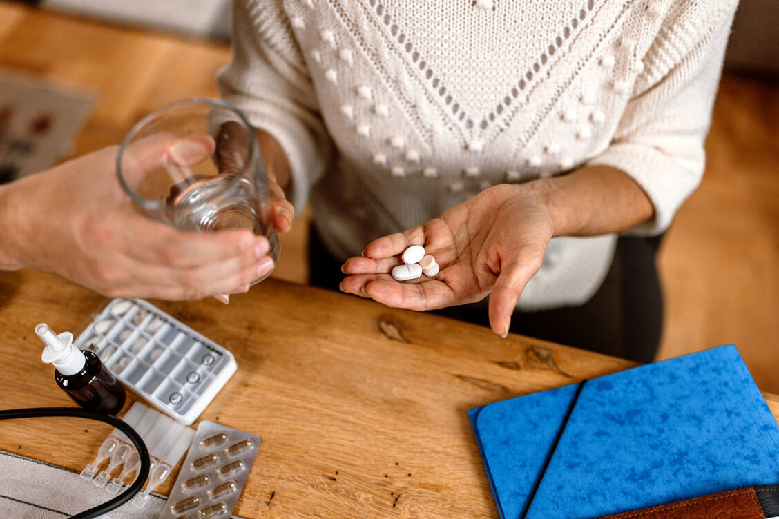 Viele ältere Patienten nehmen Antihypertensiva und/oder Blutverdünner ein. Soll längerfristig ein NSAR dazukommen, kann es kritisch werden. / © Getty Images/J_art