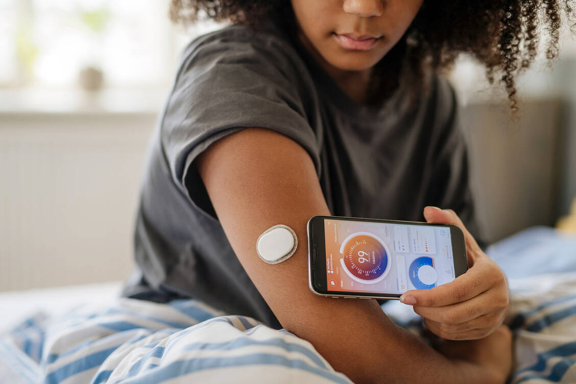 Auch die Blutzuckermessung ist leichter und moderner geworden. / © Getty Images/Halfpoint Images