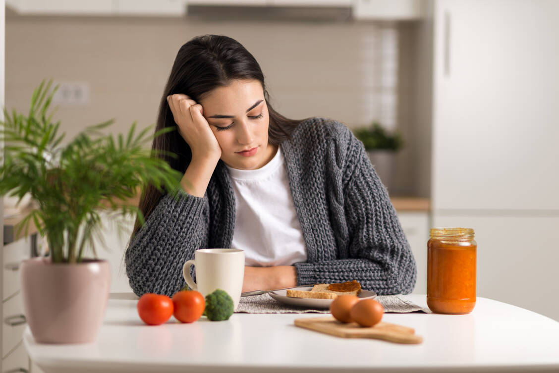 Richtig und genug essen fällt nicht jedem leicht. Vielen Untergewichtigen mangelt es an Appetit und Lust auf Essen. / Foto: Getty Images/Goran 13