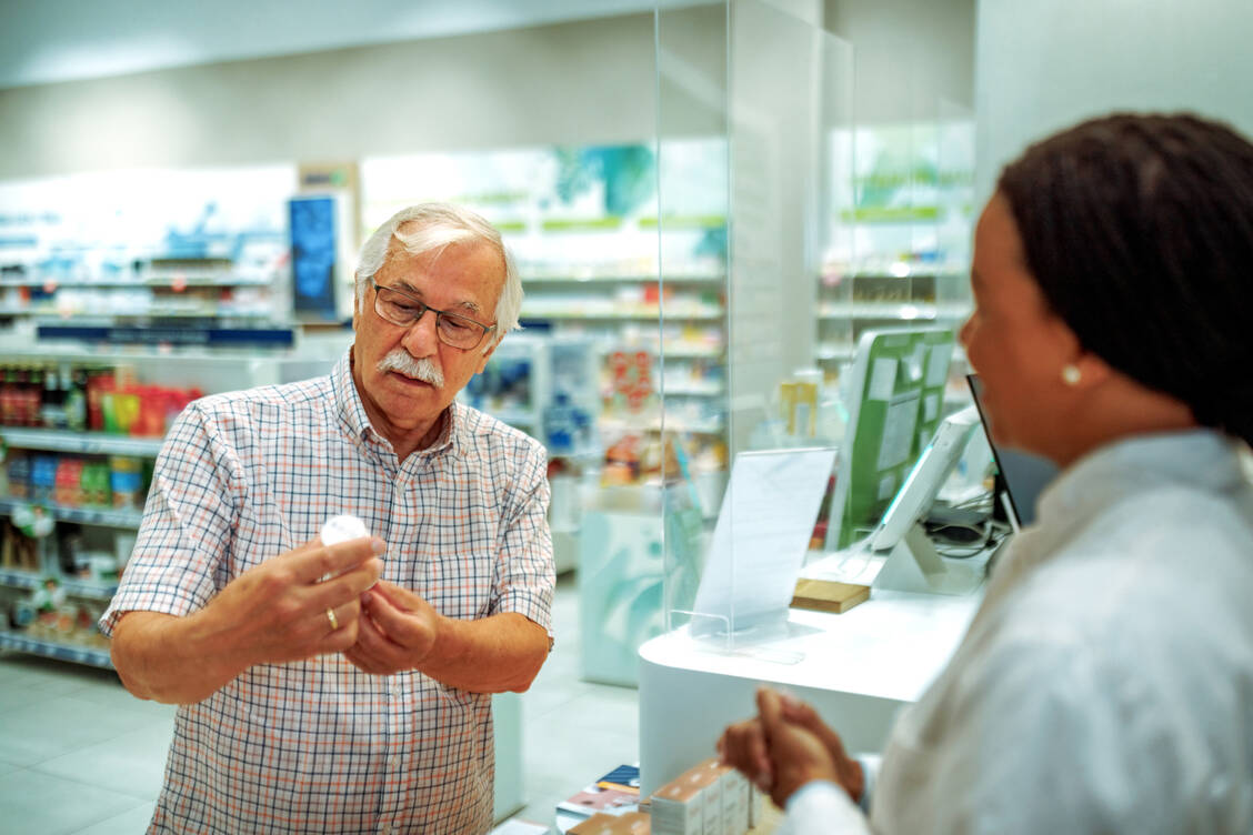 Arzneimitteltherapie ohne »Drug Holidays«: Das steckt hinter der neuen Möglichkeit, in speziellen Fällen ein verschreibungspflichtiges Medikament auch ohne Verordnung abgeben zu können.  / © Getty Images/mixetto