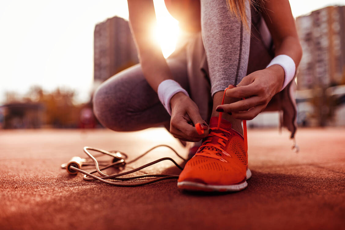 Die richtigen Laufschuhe sind nicht alles, aber trotzdem sehr wichtig. Beim Kauf  sollte man deshalb die Beratung eines Fachgeschäftes in Anspruch nehmen. / Foto: Adobe Stock/ivanko80
