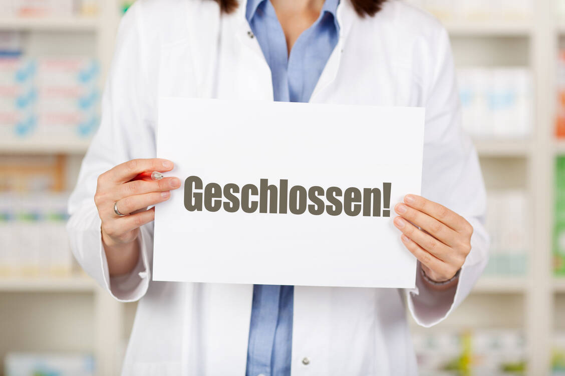 Mit diesen Postern machen viele Apotheken auf den Protesttag aufmerksam. / Foto: Adobe Stock/contrastwerkstatt