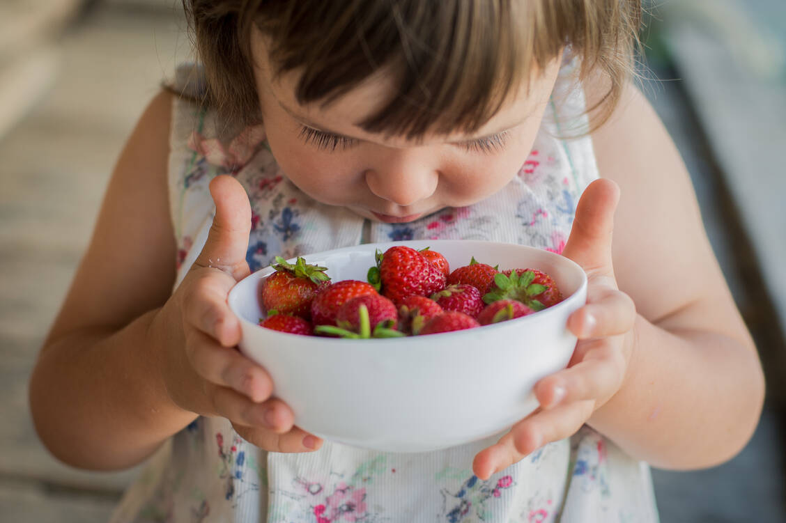 Die DGE emfpiehlt mindestens zwei Portionen Obst pro Tag. Als Maßeinheit für eine Portion gilt die eigene Hand, die je nach Alter kleiner oder größer ausfällt. / Foto: Adobe Stock/Shangarey