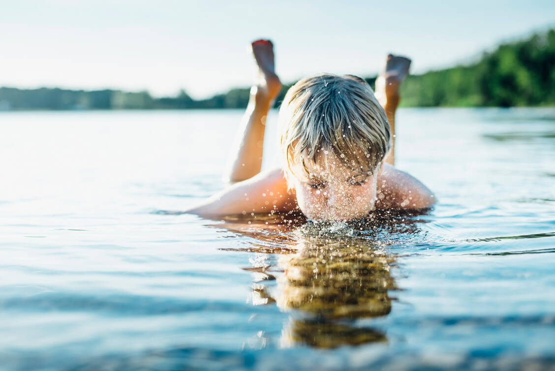 Wasser ist beim Plantschen im Wasser schnell verschluckt – deswegen ist es wichtig, dass Aufsichtspersonen dabei sind. / Foto: Getty Images/Westend61