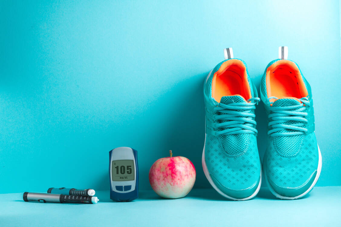 Der Insulinbedarf sinkt in der Regel, wenn ein Diabetiker abnimmt. Wer die Insulindosis dann nicht senkt, muss dauernd gegen Unterzuckerungen anessen. Das wiederum gefährdet den Erfolg der Gewichtsreduktion. / Foto: Adobe Stock/Goffkein