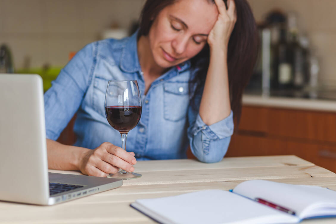 Das Glas Wein zwischendurch kann leicht als »Selfcare« wahrgenommen werden, ein Moment für sich selbst. So beginnt aber laut dem Experten der funktionale Gebrauch von Alkohol. / © Getty Images/MamikaStock