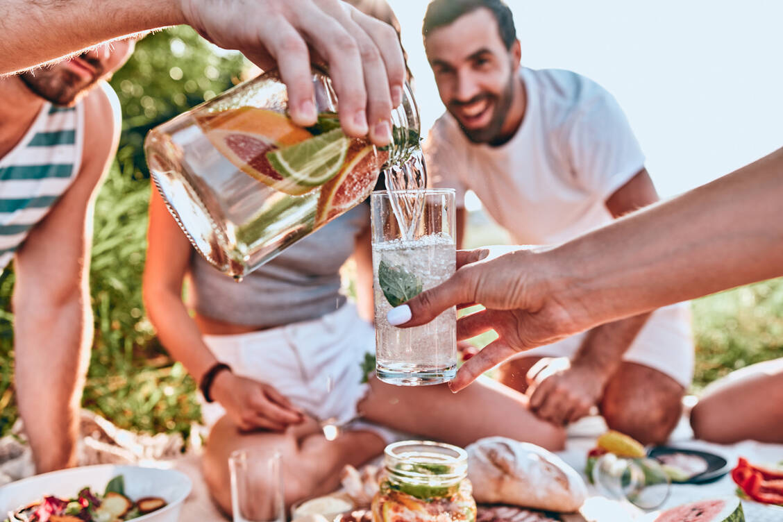 Ein Tipp ist, mit einem alkoholfreien Getränk zu starten und zwischendurch immer wieder Wasser zu trinken. / © Getty Images/Harbucks