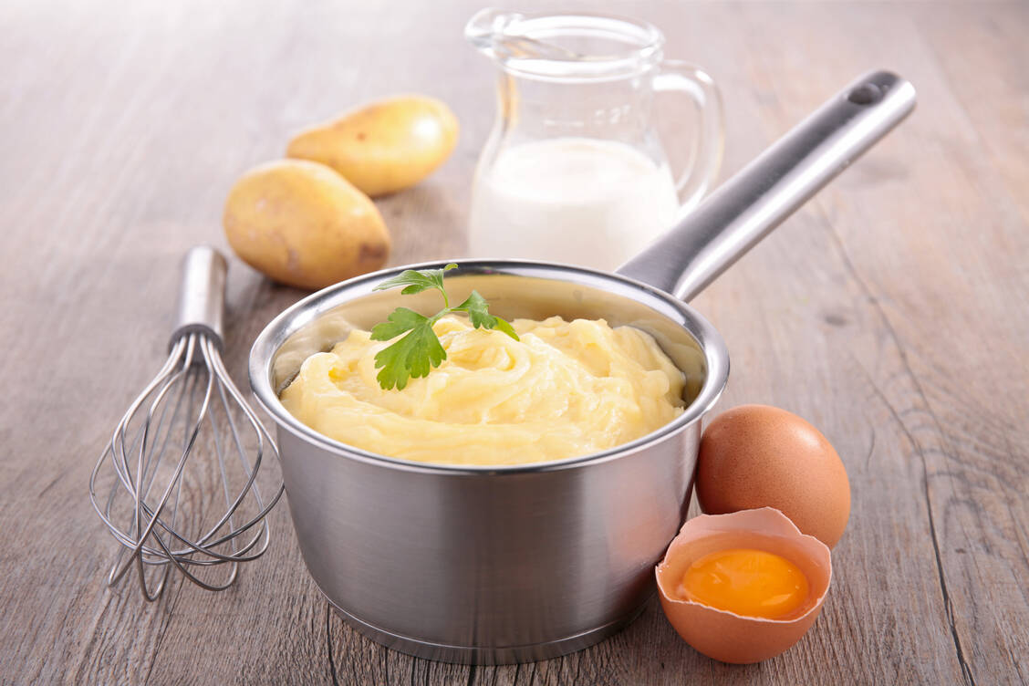 Die Eiweißwertigkeit lässt sich verbessern, indem man verschiedene Proteinquellen geschickt kombiniert, etwa Kartoffeln, Milch und Ei. / Foto: Adobe Stock/M.studio