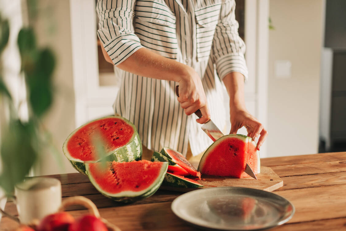 Für einen unbeschwerten Melonengenuss sind Zubereitung und Aufbewahrung entscheidend. / © Getty Images/Kseniya Ovchinnikova