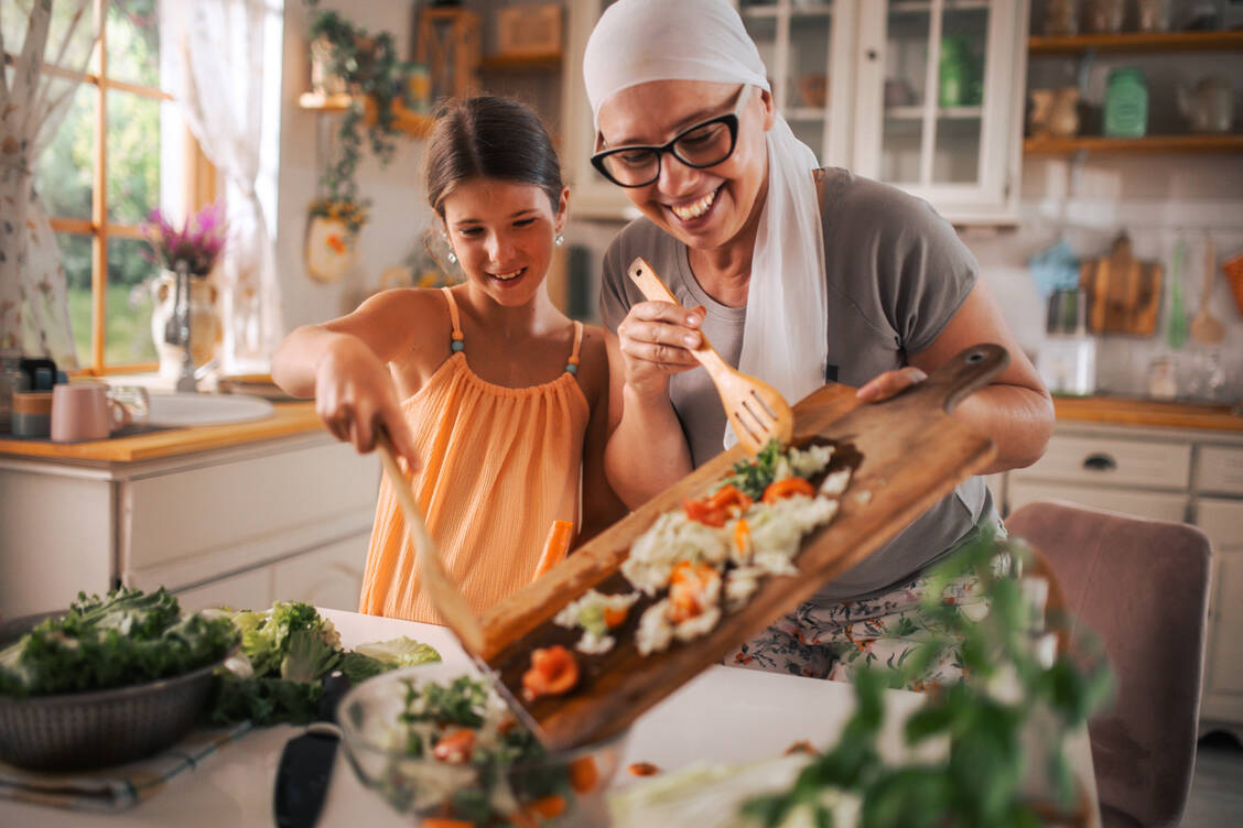 Die Freude am Kochen und Essen bewahren: Das hilft Krebspatienten dabei, nicht in eine Mangelernährung zu rutschen. / © Getty Images/zeljkosantrac