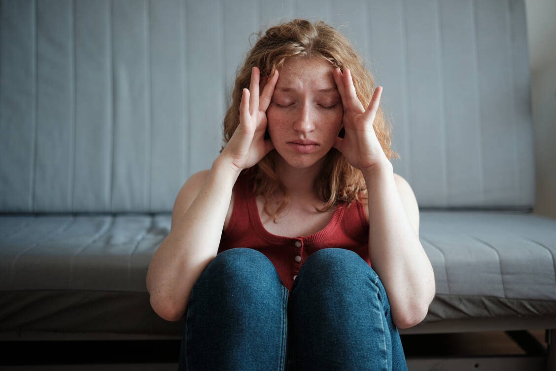 Psychische Gesundheit in Deutschland unter Druck: RKI-Daten zeigen mehr Ängste, depressive Symptome und Belastungen seit der Pandemie. Besonders betroffen sind junge Erwachsene und junge Frauen. / © Getty Images/MementoJpeg