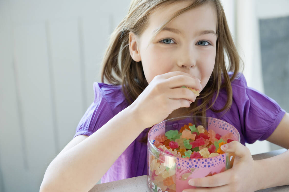 Kinder und Jugendliche lassen sich von Werbung leicht beeinflussen. / Foto: Getty Images/ONOKY Eric Audras