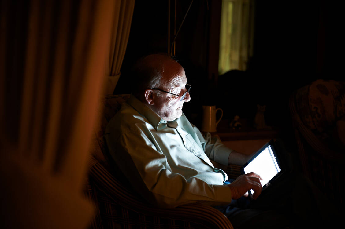 Senioren, die sich regelmäßig mit einem Computer beschäftigen, erkranken seltener an Demenz. / Foto: Getty Images/Matthew Leete