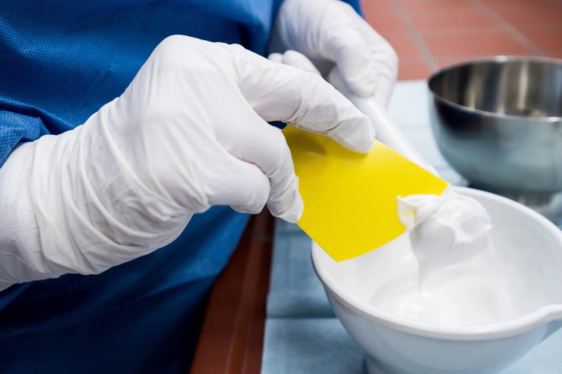Eine inkompatible Rezeptur darf nicht hergestellt werden, auch wenn der Arzt darauf besteht oder die Verantwortung übernehmen möchte. Hier haben die Pharmazeuten das letzte Wort. / Foto: Adobe Stock/Robert Poorten