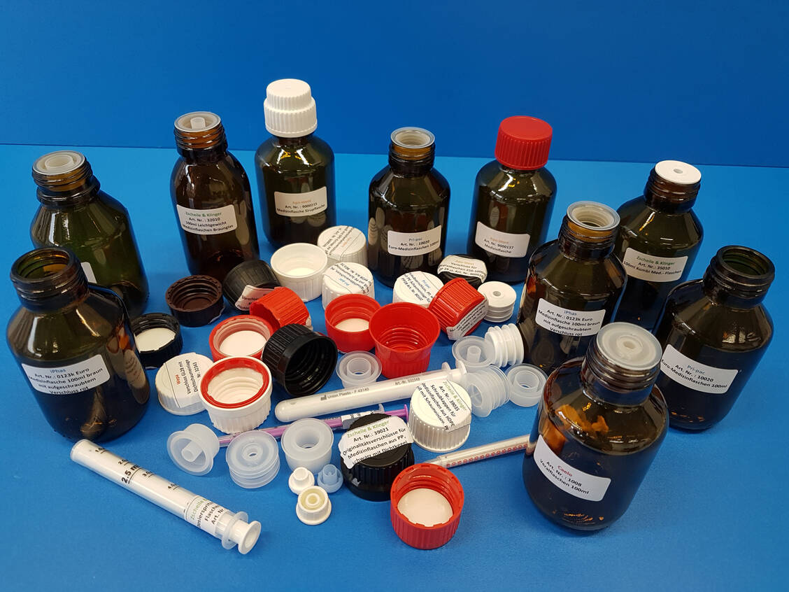 Ob hier jedes Deckelchen sein Töpfchen findet? Das DAC/NRF testete gemeinsam mit dem ZL die Dichtigkeit von Flaschen mit verschiedenen Steckeinsätzen, Verschlüssen und Kolbenpipetten. / © ZL, DAC/NRF