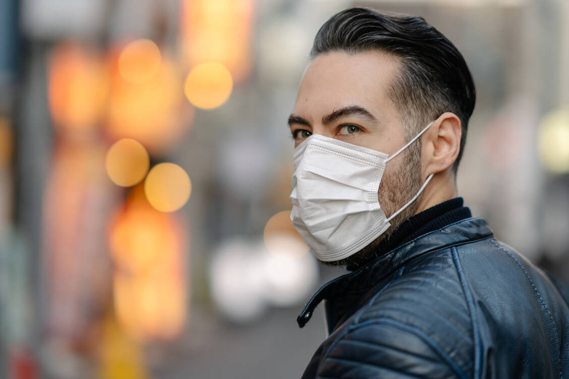 Jena hat es gezeigt: Das Tragen einer Maske kann vor einer Corona-Infektion schützen – und das nicht nur ein wenig. / Foto: Getty Images/recep-bg