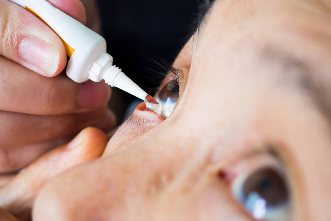 Die Herstellung von Augengelen oder -cremes spielt in der Apotheke mittlerweile eine untergeordnete Rolle. / Foto: Getty Images/Kwangmoozaa