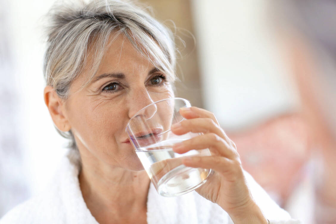 Während des Fastens ist es wichtig, ausreichend Wasser oder ungesüßte Tees zu trinken.   / Foto: Fotolia/goodluz