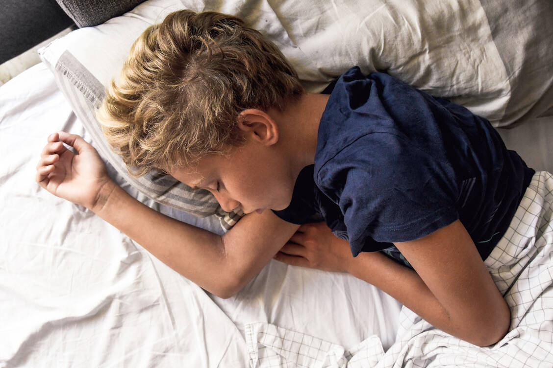 Schlafen Kinder nachts nicht gut, sollten Eltern besser nicht selbst behandeln. / © Adobe Stock/Fabio Principe