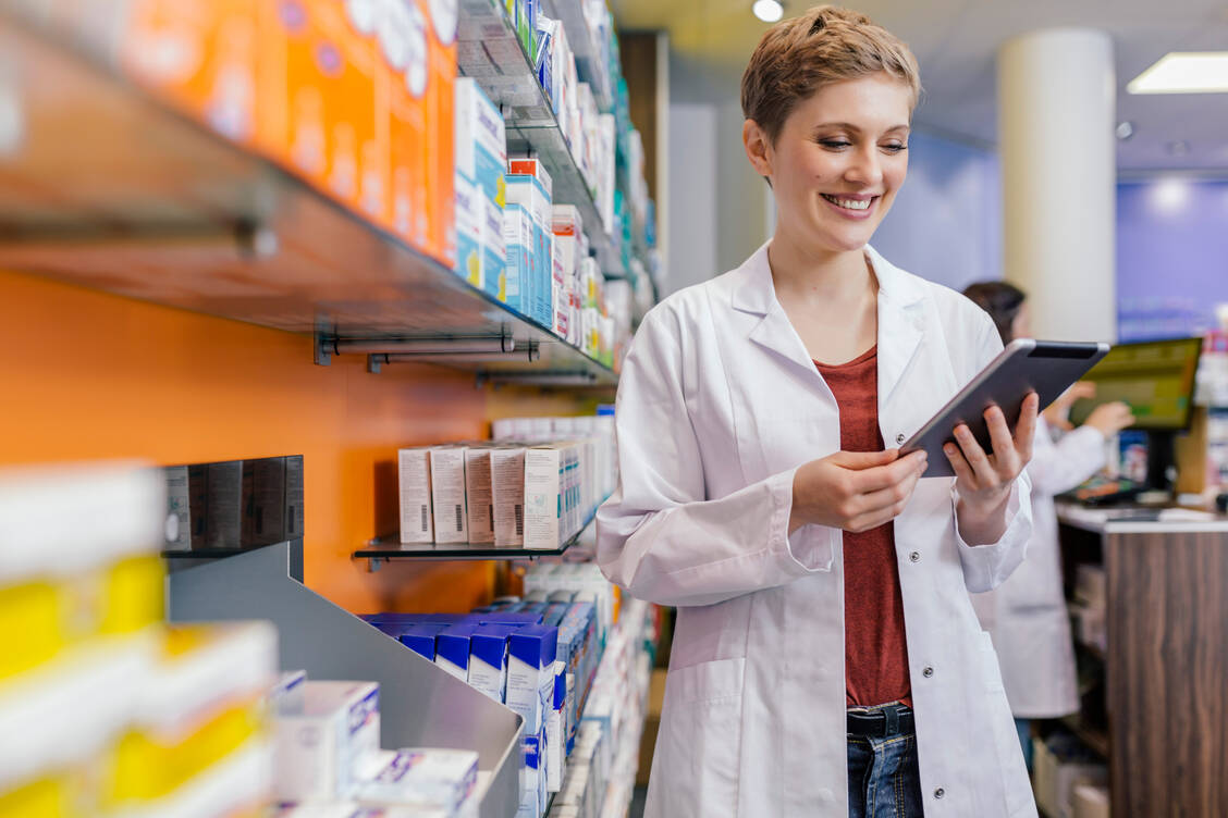 Die praktische Ausbildung von PTA in der Apotheke bekommt künftig mehr Struktur.  / Foto: Getty Images/Westend61