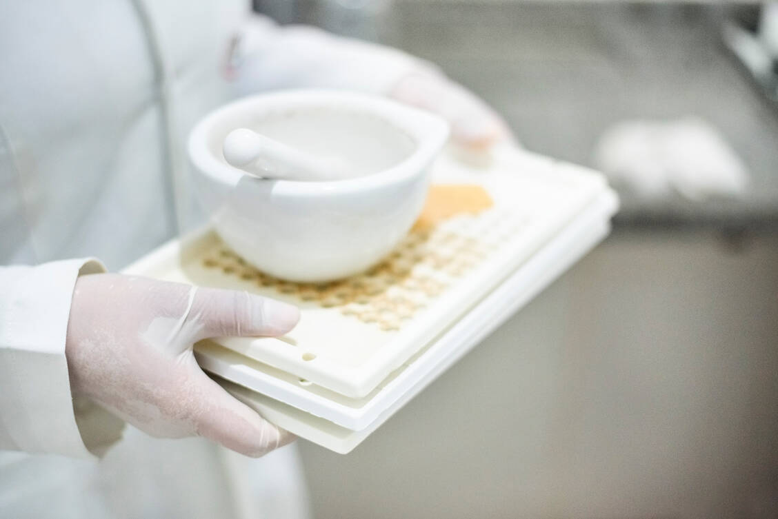 Für die Herstellung niedrigdosierter Acetylsalicylsäure-Kapseln zur pädiatrischen Anwendung soll die Rezeptursubstanz sehr fein gepulvert sein. / Foto: Getty Images/Nicky Lloyd