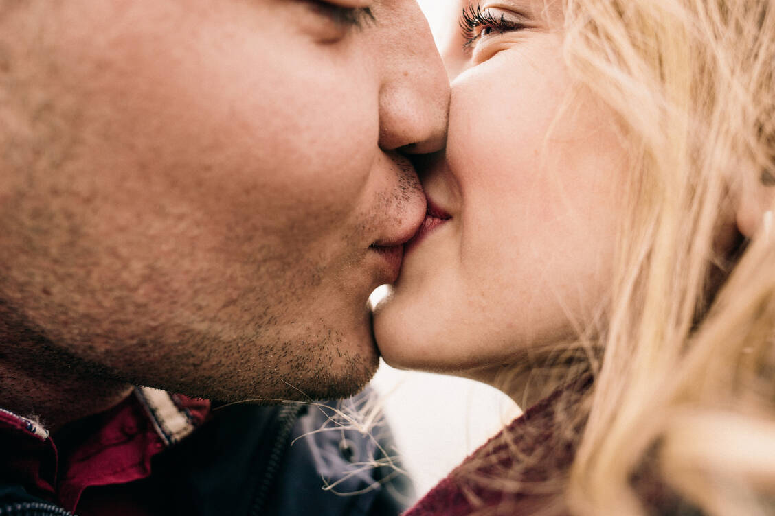 Küssen ist eine gute Idee. Dabei wird ein »Hormon-Cocktail« freigesetzt, darunter das sogenannte »Bindungs- oder Kuschelhormon« Oxytocin. / Foto: Adobe Stock/Darya