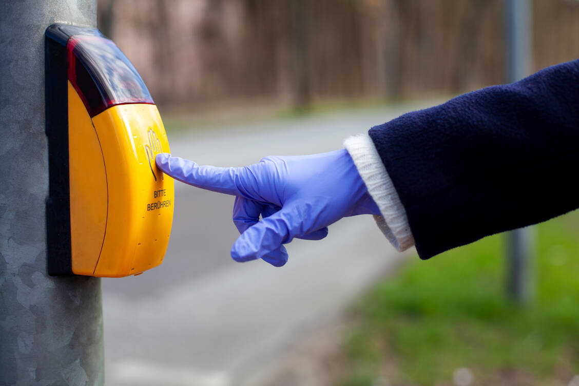 Wer schon beim Gedanken an Fahrstuhl-Knöpfe, Treppen-Handläufe oder andere vielberührte Gegenstände Übelkeit oder Herzrasen bekommt, könnte auf dem besten Wege zu einer sogenannten Mysophobie sein  – der krankhaften Angst vor Schmutz und Ansteckung mit Bakterien und Viren. / © Getty Images/Kathrin Ziegler