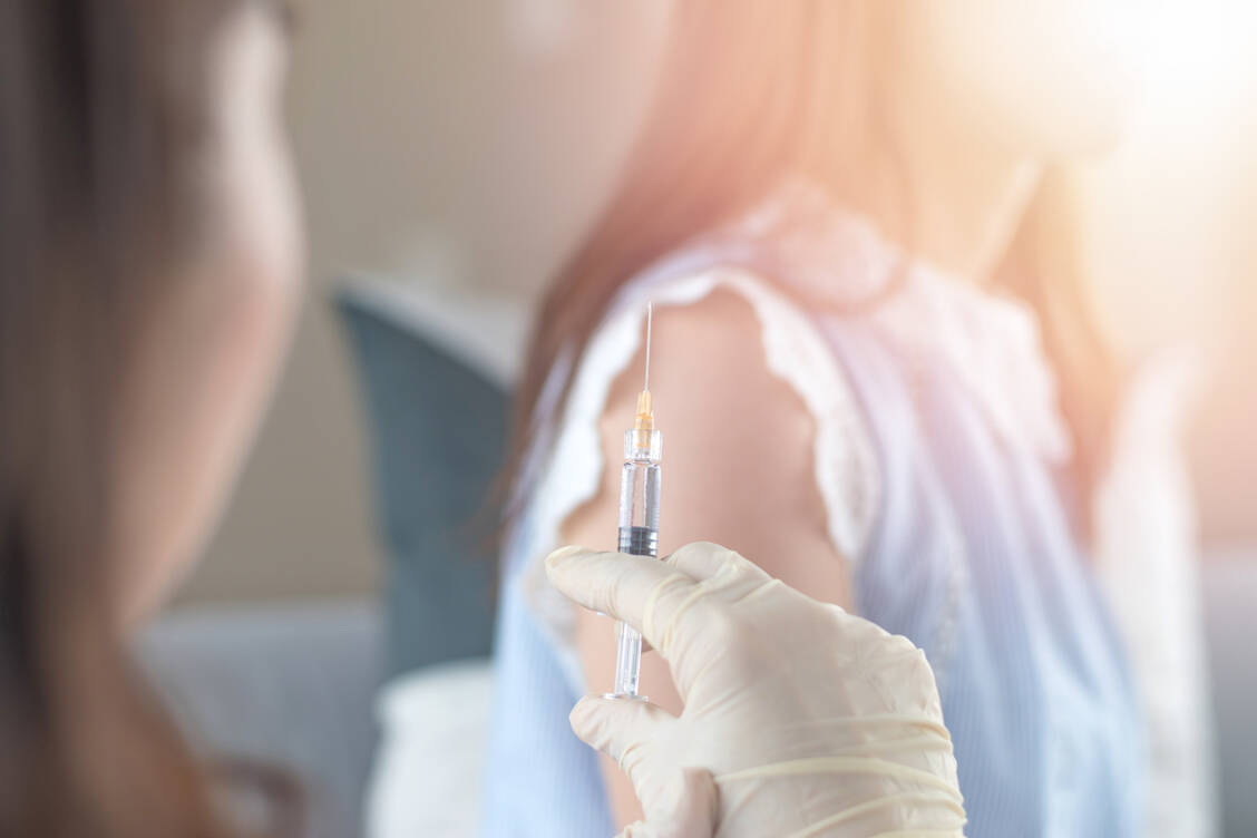 Die gute Nachricht ist: Corona-Impfstoffe können recht schnell auf mutierte Virustypen angepasst werden. / Foto: Adobe Stock/Khunatorn