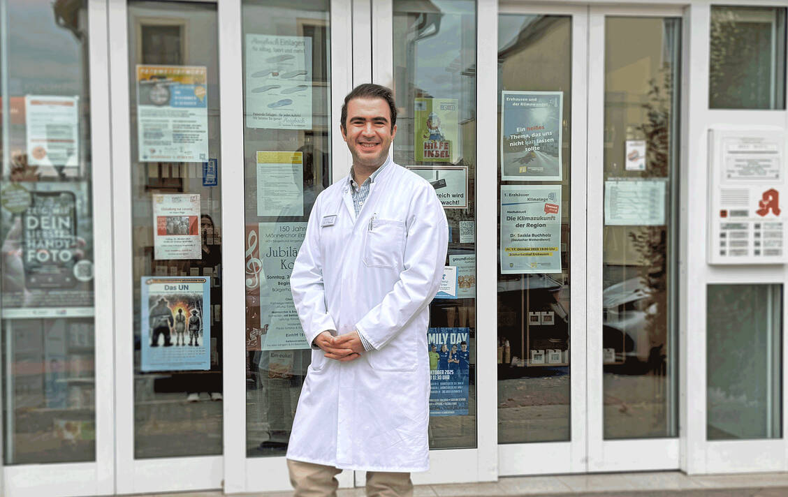 Apotheker und Verbands- sowie Kammerdelegierter Nojan Nejatian engagiert sich für den PTA-Nachwuchs. . / © Heegbach-Apotheke