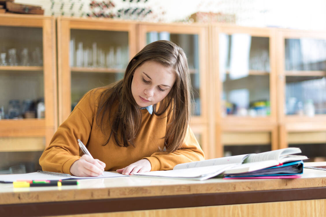 Der Unterricht der PTA-Schülerinnen und -Schüler wurde wegen der Corona-Pandemie bereits in einigen Bereichen digitalisiert. / Foto: Adobe Stock/andreaobzerova