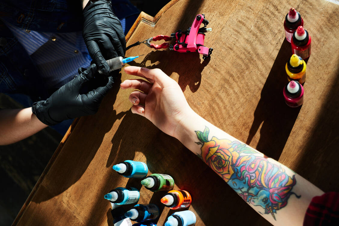 Farbige Tattoo-Pigmente sind in einigen Fällen gesundheitsschädlich oder nicht ausreichend erforscht. / Foto: Getty Images/mediaphotos
