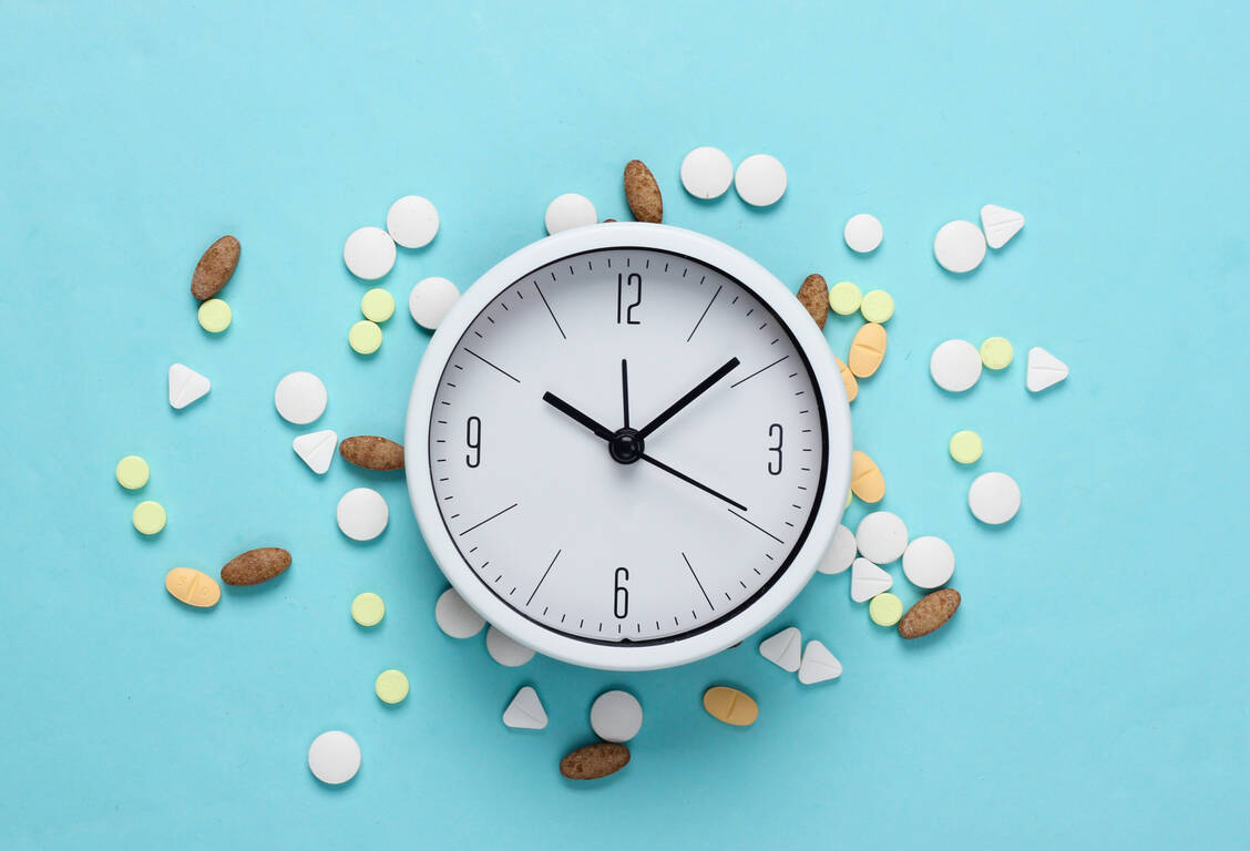 Einnahme nach der Uhr: Bei vielen Arzneimitteln  unterscheidet sich die Wirkung je nach Tageszeit. / Foto: Getty Images/	Vladimir Sukhachev