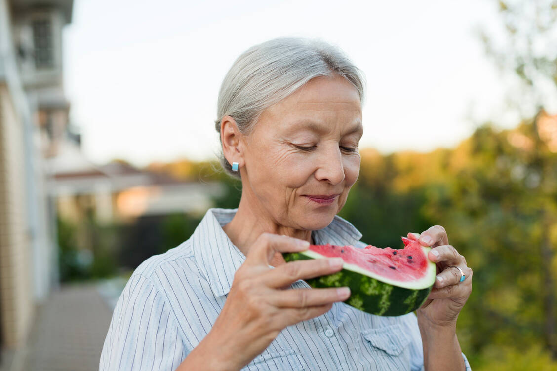 Nach den Wechseljahren nehmen viele Frauen an Gewicht zu, wenn sie weiter essen wie gewohnt. Das A und O für ein gesundes Gewicht: Abwechslungsreich und genussvoll essen und viel bewegen. / Foto: Getty Images/Westend61