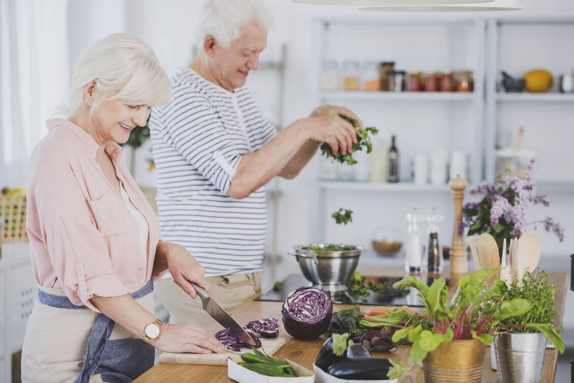 Spaß am Kochen und Essen erhalten – das ist im Alter besonders wichtig. Denn viele Senioren sind von Untergewicht betroffen. / Foto: Katarzyna Bialasiewicz Photographee.eu