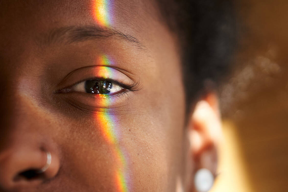 Menschen mit braunen Augen erkranken öfter am Katarakt als Menschen mit blauen Augen. Umgekehrt ist es bei der altersbedingten Makuladegeneration. / Foto: Getty Images/Carlos Barquero