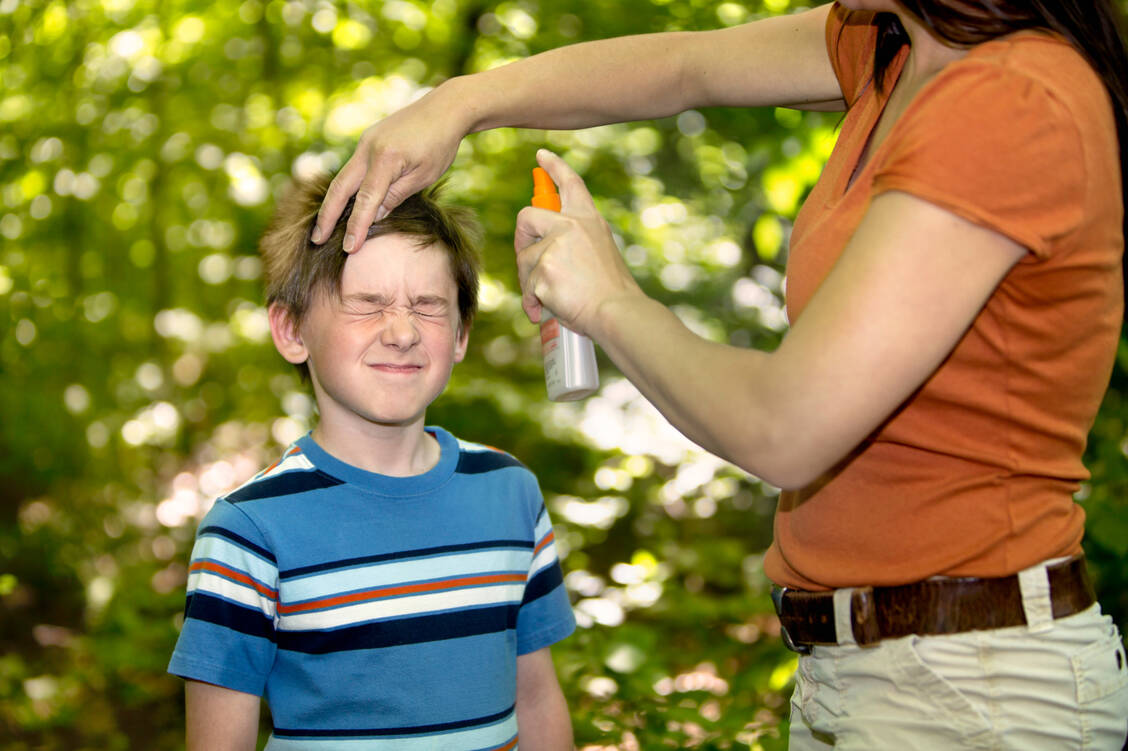 Beim Sprühen sollte der Kontakt mit Augen, Mund, Nasenöffnungen und Schleimhäuten besser vermieden werden. / Foto: iStock/cglade