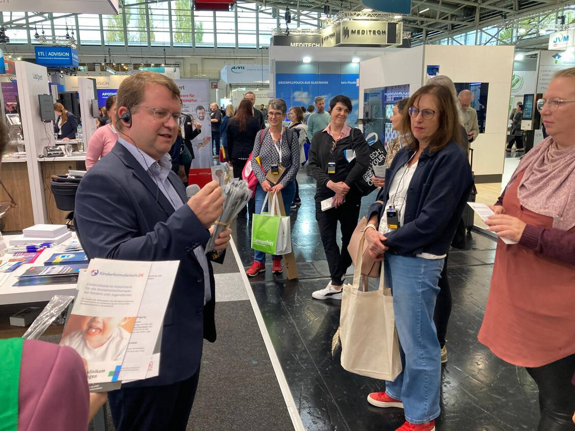 Eine runde Sache: Dr. Michael Hörnig führte auch dieses Jahr interessierte Besucher zum Thema Rezeptur über die Messe. / © DAC/NRF